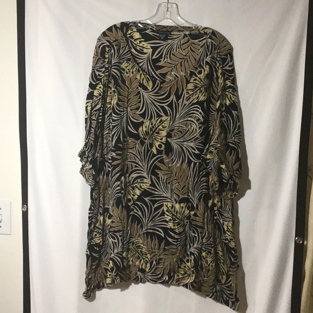 Plus size 1X, 2 piece skit & top set. Off white, brown & black leaf design.
